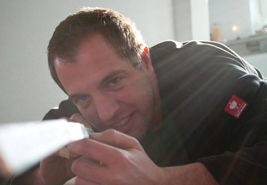 Ralf Schnell bei der Arbeit, misst ein Fensterprofil aus